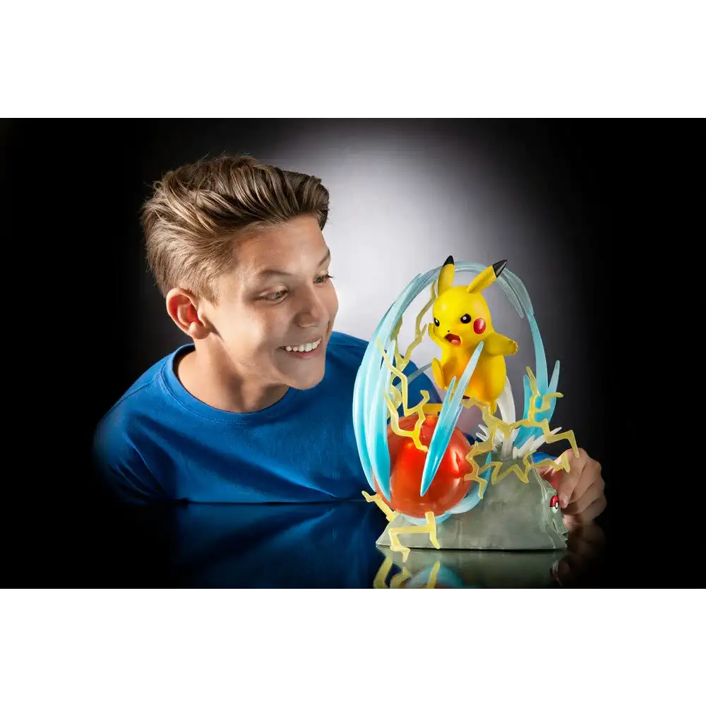 Pokémon: Deluxe Collector Statue - Pikachu Action- og legetøjsfigurer Select